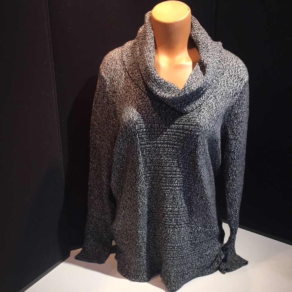 Calvin Klein Oversized Medium Sweater - Stylish Comfort for Every Occasion